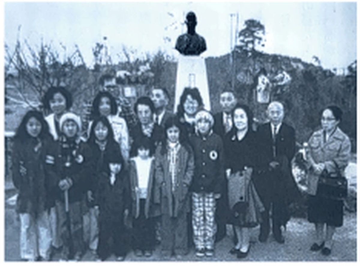 胸像の除幕式